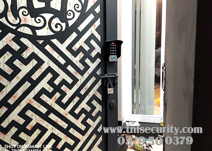 Thuc-hien-lap-dat-dat-khoa-van-tay-cho-cua-sat-tai-nha-rieng-o-quan-9